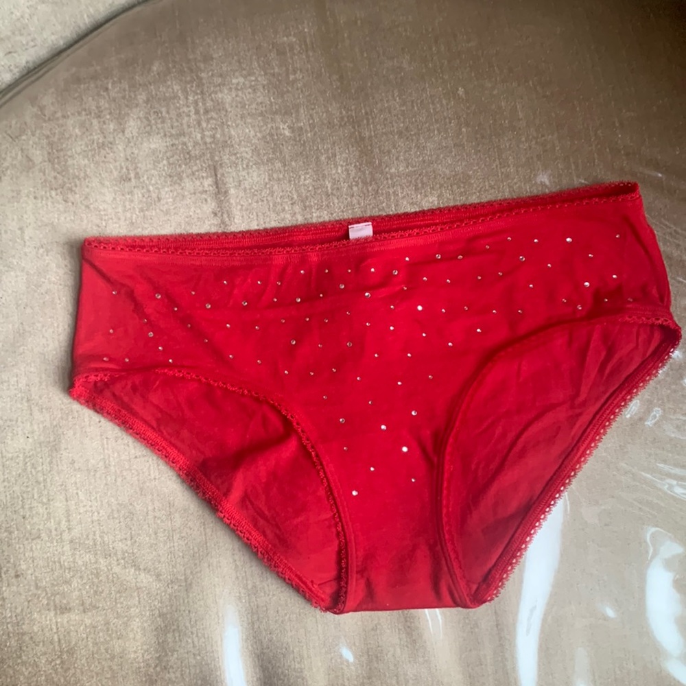 Selling Victoria’s Secret underwear nwt any questions ask 😊💕